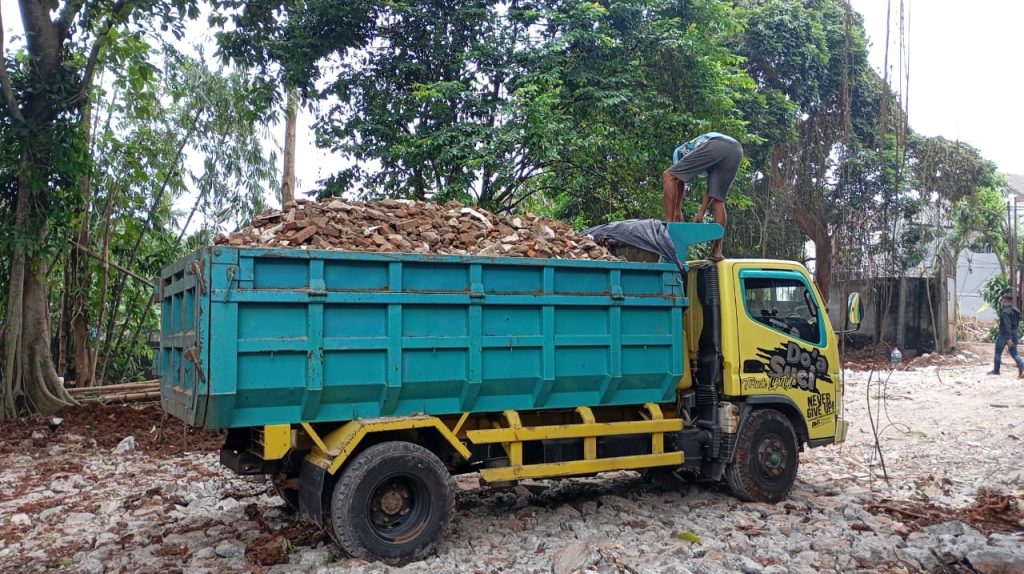 proses pengurugan tanah menggunakan dump truck